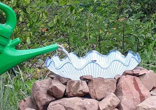 DIY Deko für den Garten und Wasser für die Bienen